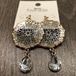 Gorgeous Gold Dangling Earrings w/ Blue Oval